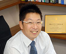 迫間宏。代表取締役／エコライフアドバイザー。モットー「100年後の未来を創るのは現在の私たちです」。1974年8月28日 和歌山市生まれのB型です。家族は妻と長男、祖母の4人。 趣味はゴルフ、テニス、スノボ。迫間家はテニス一家だったため気付けばテニスをしていました。大学は日大テニス部。体育会に所属し、スポーツを通して精神を鍛え上げる。 1996年 日本大学経済学部卒。　1996〜2010年 和歌山の住設機器販売会社勤務。2010年4月 和歌山エコライフ株式会社設立。