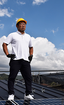 迫間宏。代表取締役／エコライフアドバイザー。モットー「100年後の未来を創るのは現在の私たちです」。1974年8月28日 和歌山市生まれのB型です。家族は妻と長男、祖母の4人。 趣味はゴルフ、テニス、スノボ。迫間家はテニス一家だったため気付けばテニスをしていました。大学は日大テニス部。体育会に所属し、スポーツを通して精神を鍛え上げる。 1996年 日本大学経済学部卒。　1996〜2010年 和歌山の住設機器販売会社勤務。2010年4月 和歌山エコライフ株式会社設立。